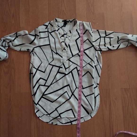 Forever 21 popover blouse black white geometric print roll tab sleeves Sz small - Picture 7 of 8
